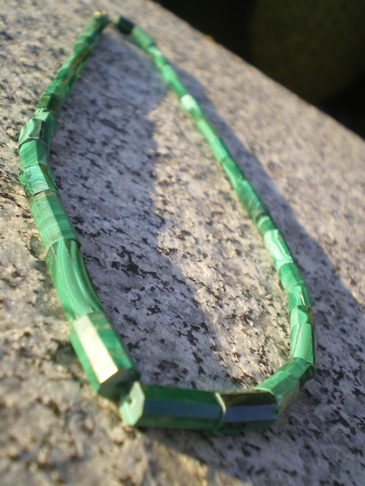Collier malachite véritable 144 cts, perles tubes pour sublimer vos tenues bohèmes