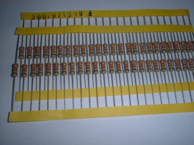 25x 3,3 kOhm / 0,5 Watt Carbon Film Resistor Ø3x9mm