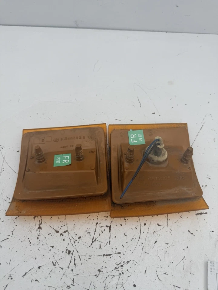 1995 CHEVY K-1500 PICK UP TRUCK PASS BOTTOM, Front LH & RH MARKER AMBER LIGHT - Image 2 of 4