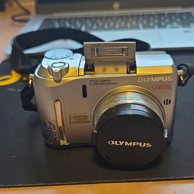 Olympus CAMEDIA C-750 Ultra Zoom 4.0MP 10x Optical Zoom Silver Flash