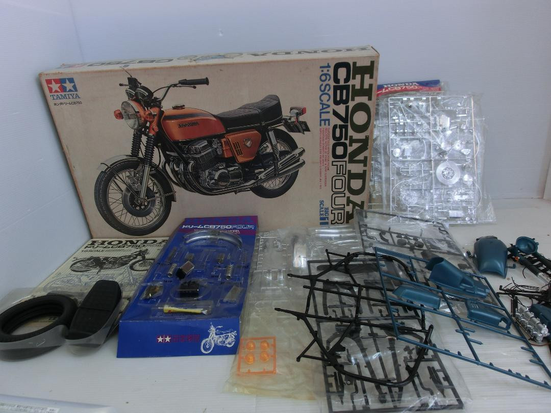 Tamiya CB750 Four 1/6 Scale Model Kit - Candy Blue Tamiya CB750 Four 1/6 Scale Model Kit - Candy Blue
