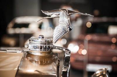 Leinwand Hispano Suiza Vogel Kühlerfigur Spanisch Schweiz Oldtimer Chrom Bokeh