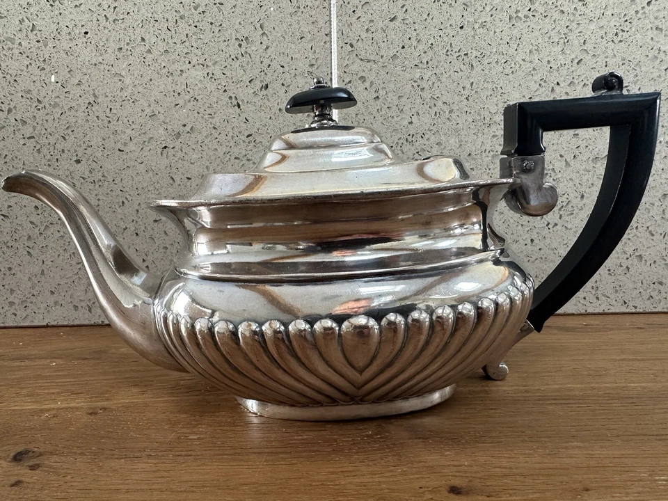 Tetera antigua de plata con sello de diseño estriado  Foto 2 de 4