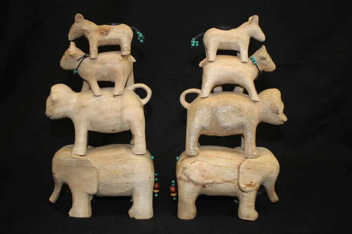 Par de candelabros de madera tallada a mano Anthropologie apilados animales Tailandia Foto 2 de 4