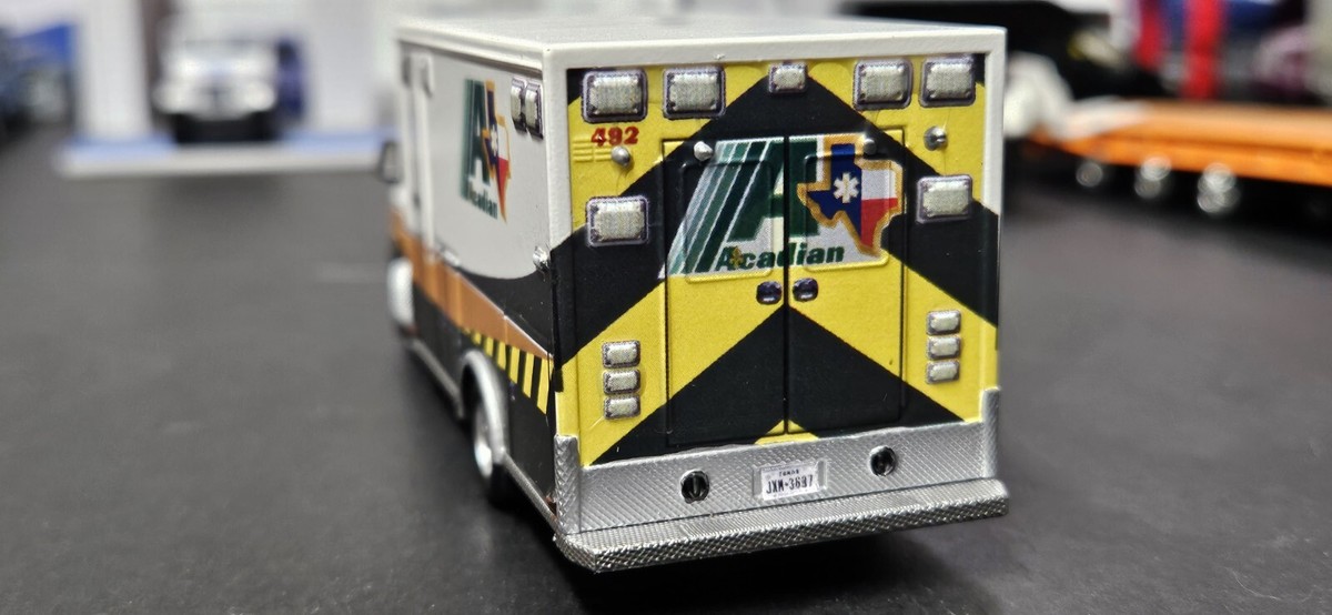 未使用 CODE3 AMBULANCE DIE CAST ミニカー CODE 3 EMS CHICAGO FIRE DEPT FORD E 350 AMBULANCE #12056