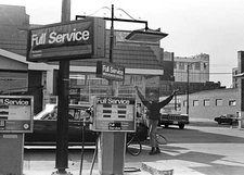 AFRICAN AMERICAN AMOCO GAS STATION WORKER FULL SERVICE 5X7 PHOTO