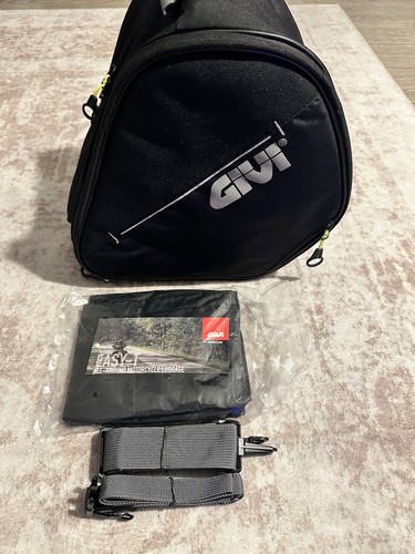 Clean Givi Tunnel Bag For Scooter , 15L, Universal EA105B With Cover And Straps - Picture 2 of 11