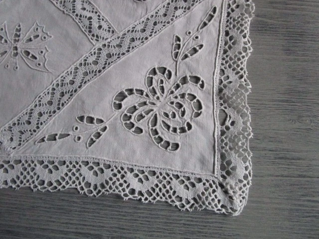 Ancien centre de table/napperon brodé 45cm x 45cm - Photo 2/3