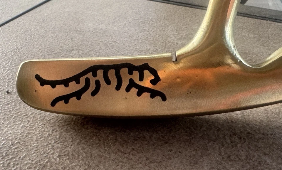 TIGER WOODS - 定制 PRE SCOTTY CAMERON ACUSHNET 推杆 - 老虎和标志 35 英寸 — 第 2/4 张图片