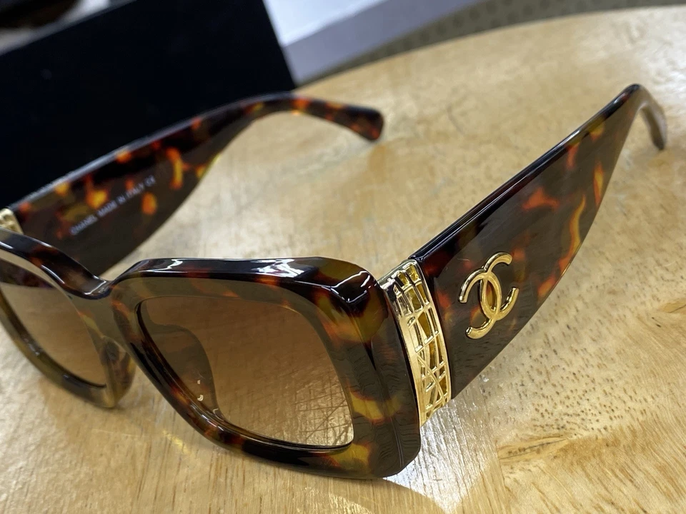 Gafas de sol Chanel para mujer con estuche y paño de limpieza Foto 3 de 4