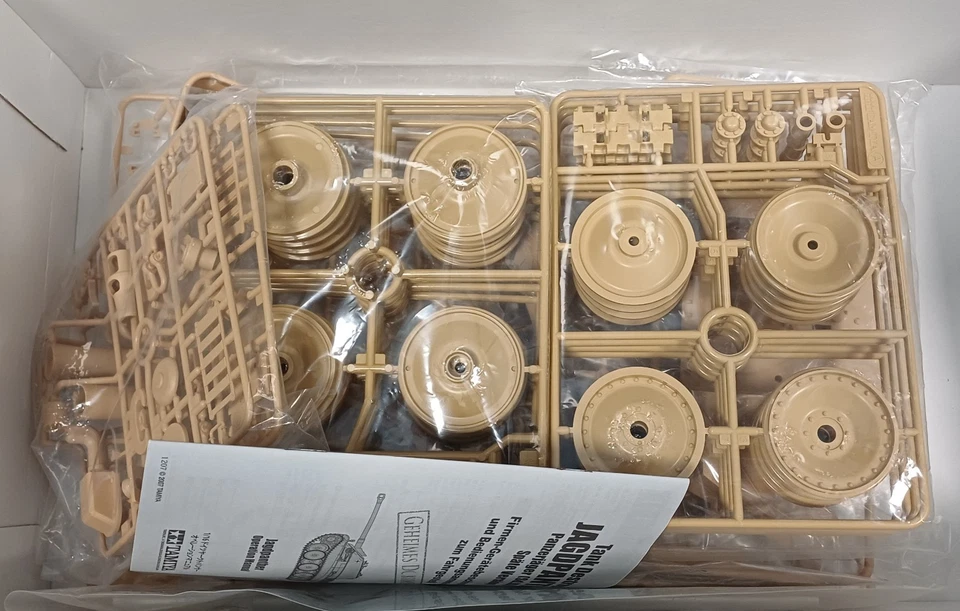 Tamiya 56024 German Tank Destroyer Sd.Kfz. 173 Panzerjäger "Jagdpanther"  - Immagine 3 di 4