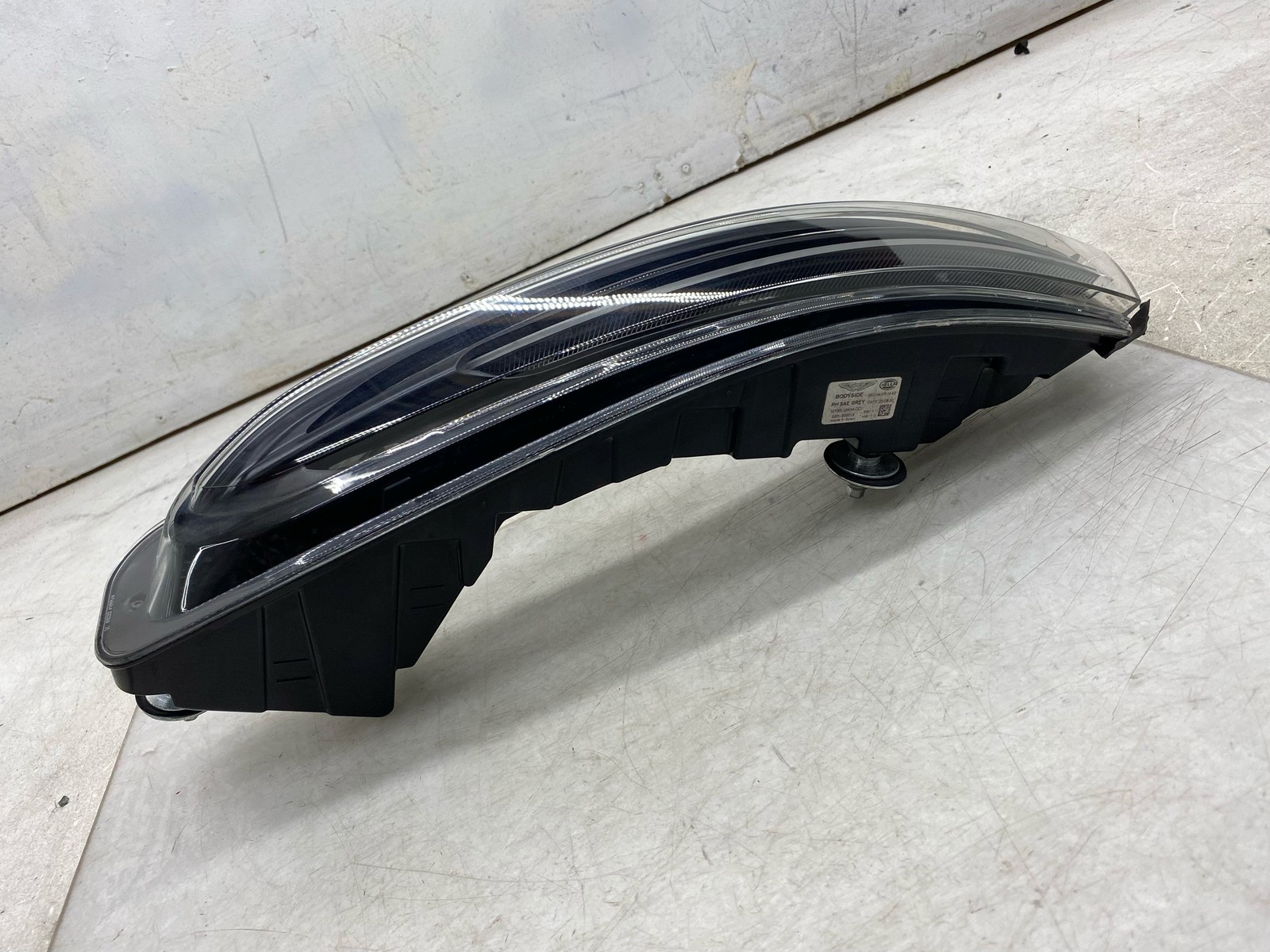 2020-2025 ASTON MARTIN DBX OEM RH RIGHT REAR PANEL TAIL LIGHT LAMP MY83-13404-DD