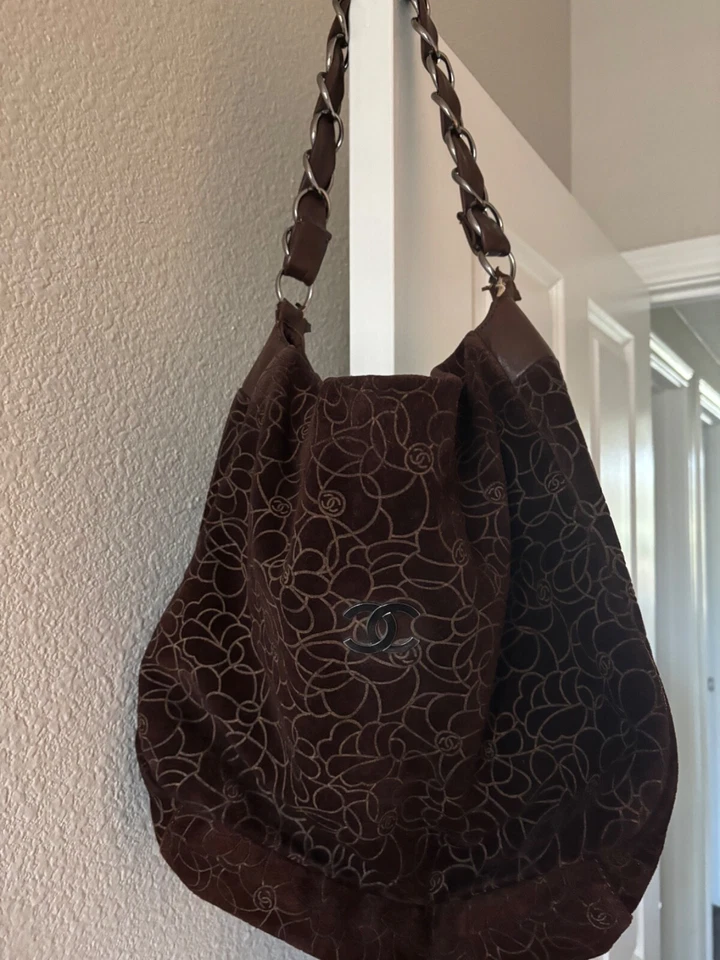 CHANEL Camellia Brown Suede Floral-embossed Shoulder Bag - Imagem 4 de 4