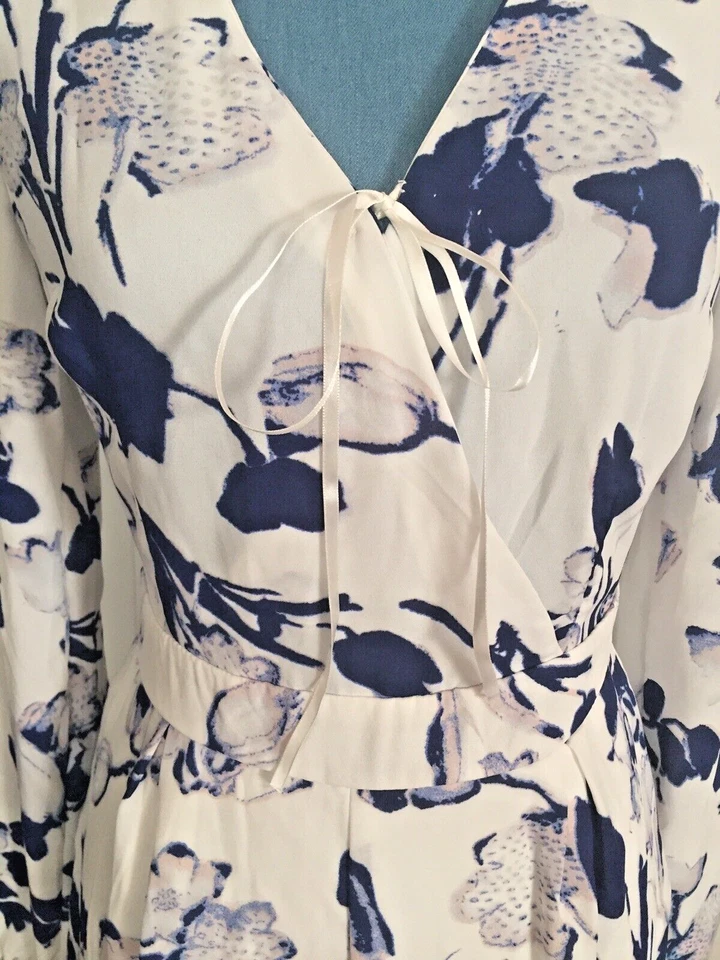 Mameluco floral Charlotte Russe blanco azul rosa corbata frontal mangas transparentes talla S Foto 2 de 4