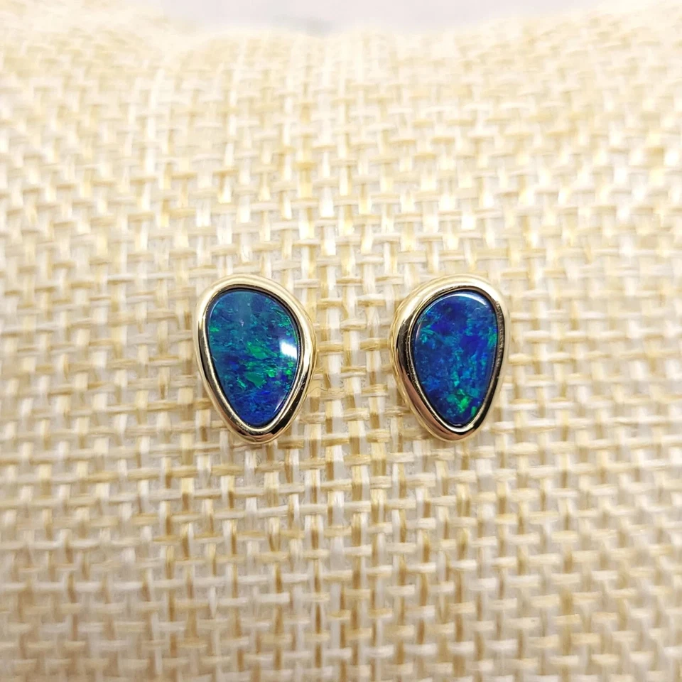 Pendientes de ópalo doblete australiano de 10,6 x 7,5 mm de forma libre de oro macizo de 14 k Foto 3 de 4