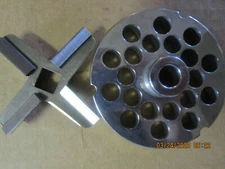 HOBART #32 GRINDER PLATE 1/2" HOLES 5/8 THICK W/ HARD EDGE KNIFE MG1532,MG2032