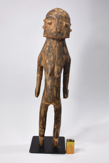 Große handgeschnitzte Holzfigur Ethno Tribal Skulptur auf Metallsockel