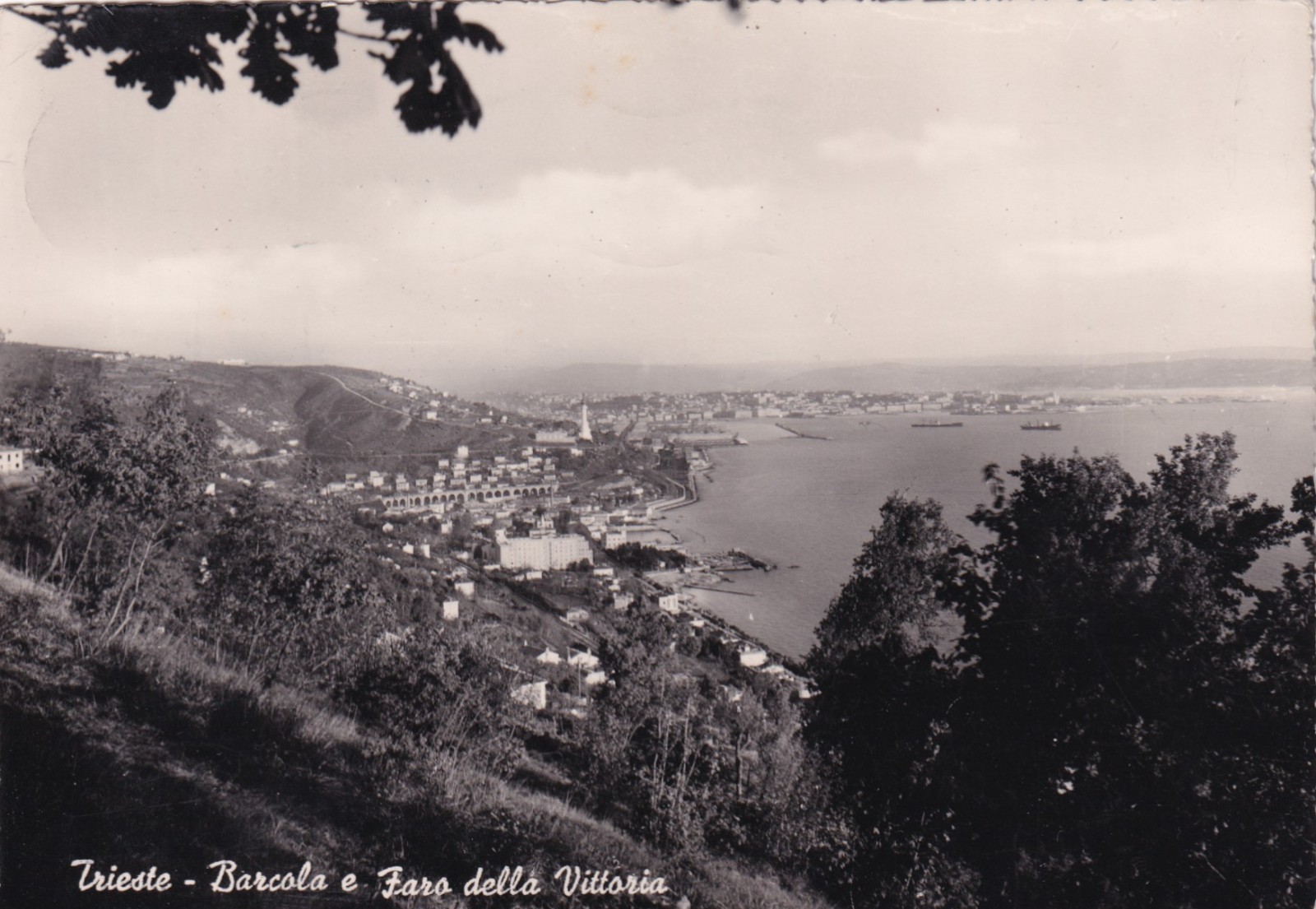 CARTOLINA DI TRIESTE ,BARCOLA E FARO - 10 LIRE AMG-FTT  viaggiata 1951
