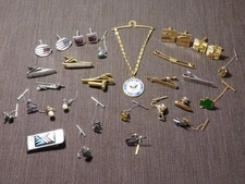 VINTAGE MENS JEWELRY LOT MIX OF TIE CLASPS  TACKS & CUFF LINKS  MONEY HOLDER