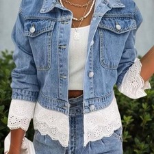 Chaqueta vaquera con detalles de encaje – Estilo moderno y femenino