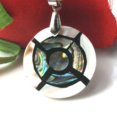 AU#396 Pretty Necklace Carved Target Center Paua Abalone Shell