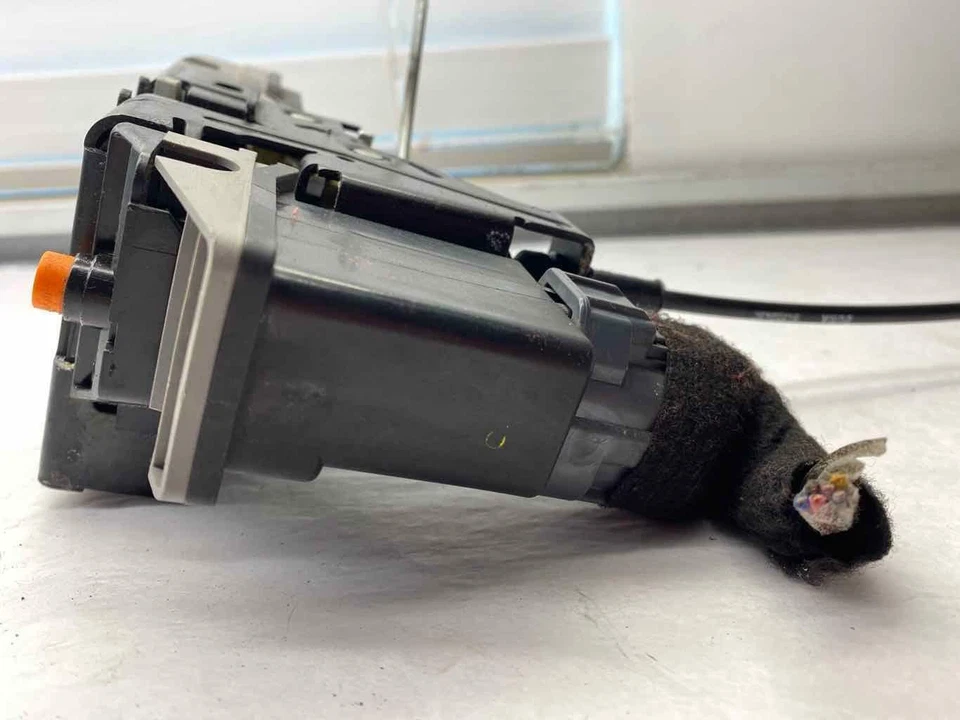 Volvo 60 Series S60 2003 cerradura de pestillo de puerta trasera lado izquierdo del conductor OEM Foto 3 de 4