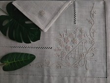 Tovaglia ricamata in punto pieno e gigliuccio a mano su lino canapa 12 posti