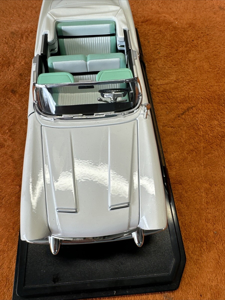 X•Yat Ming Road Signature 1/18 White Green 1955 Packard