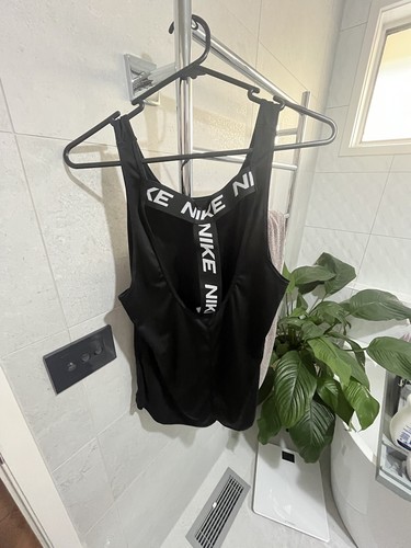 NIKE LADIES BLACK AND WHITE TRAINING TOP SIZE LARGE HAS BEEN WORN - Picture 3 of 4