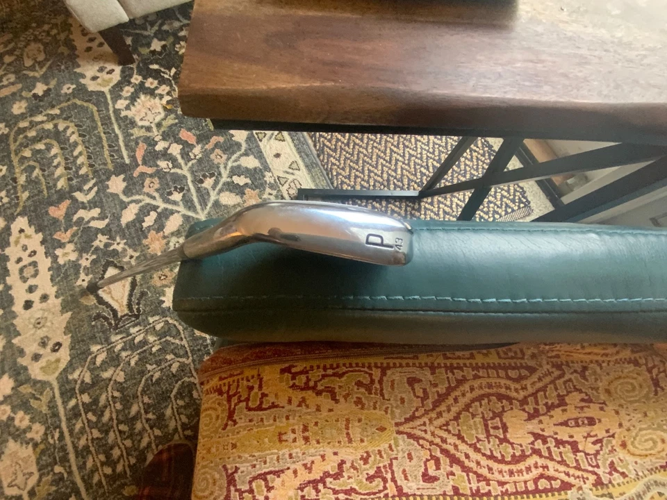 Right handed TITLEIST t350 pitching wedge, reg, red amt steel shaft, 43 loft. - Image 2 of 4