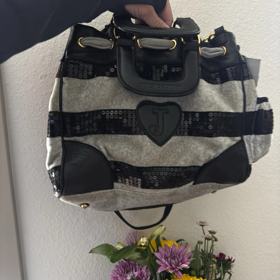 Cartera Iconic Y2K Juicy Couture Daydreamer 🎀 Gamuza Rayas Gris Negra Envío Gratis Foto 2 de 4