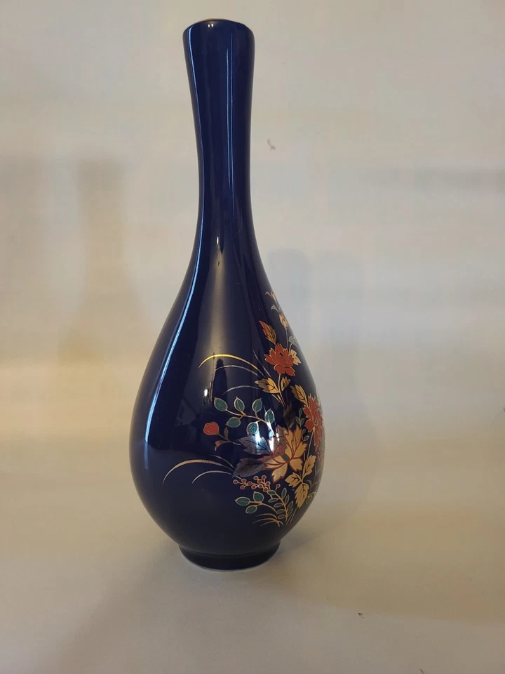 Jarrón vintage de porcelana azul cobalto con patrón de crisantemo Foto 2 de 4
