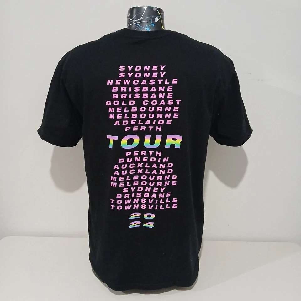 Camiseta Rosa Arco Iris Negra Verano Carnaval Tour Australia 2024 Talla XL - EN MUY BUENA CONDICIÓN Foto 4 de 4
