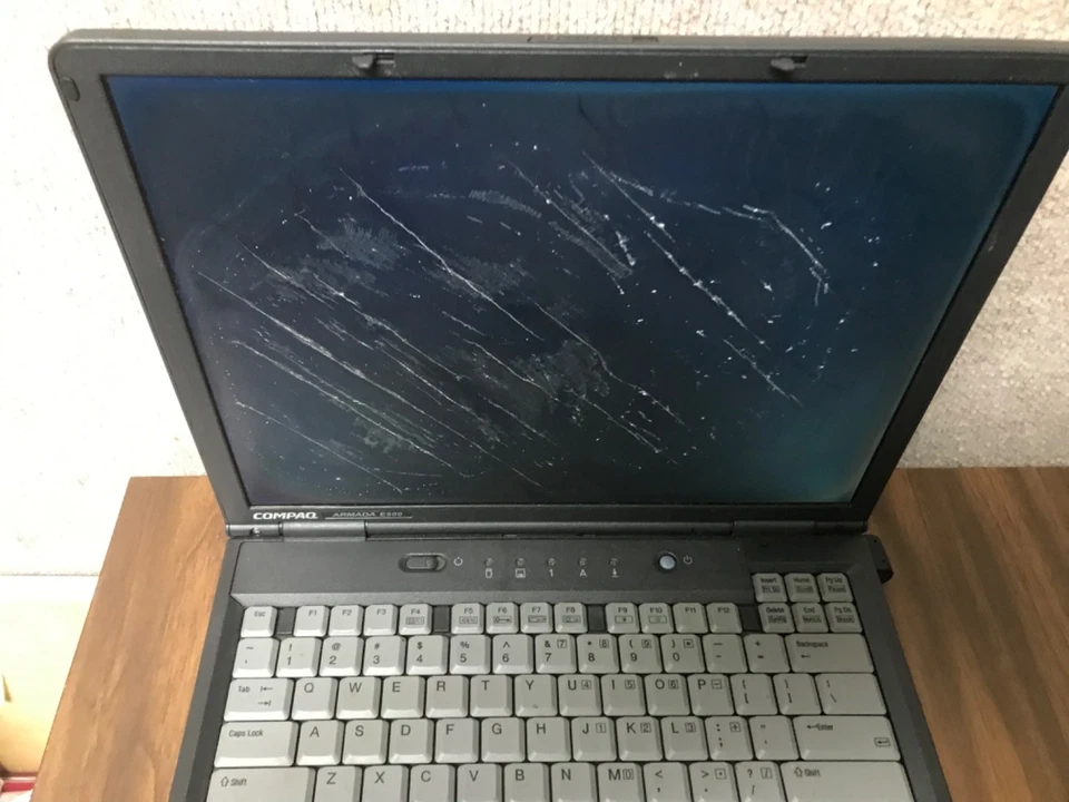 Vintage Compaq Armada E500 Laptop Turns On Screen Replacement W/ Adapter AS IS - Image 2 of 4