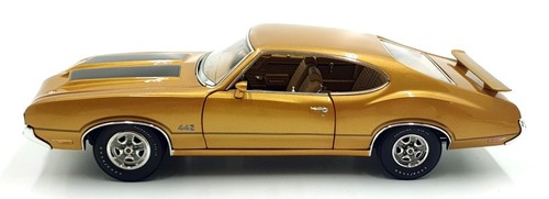 Acme 1/18 Scale Diecast A1805604 1970 Oldsmobile 442 Holiday Coupe - Gold - Picture 4 of 5