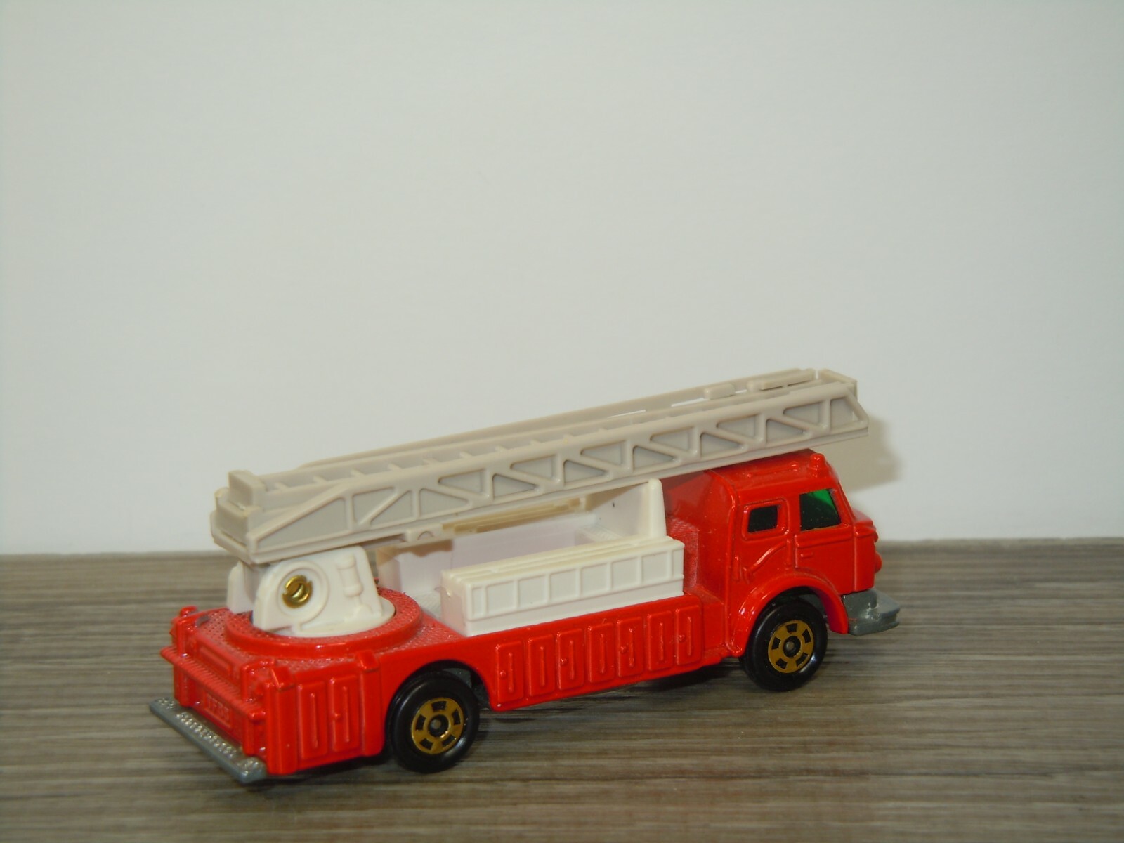 Foto 2 van Ladder Chief - Tomica F33 Japan 1:143 *42456