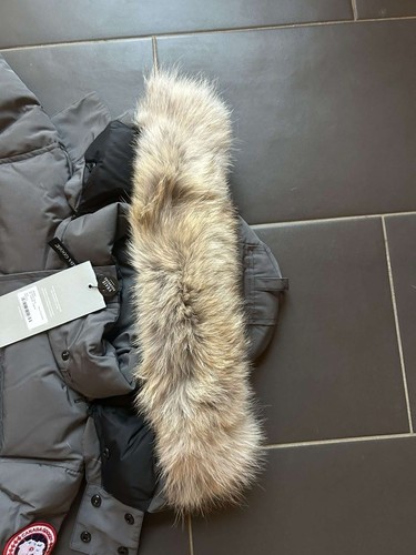 Canada Goose Wyndham Parka Grey -Medium (new) - Picture 3 of 5