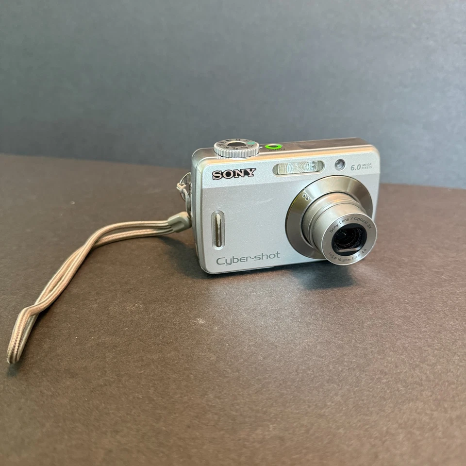 Câmera Digital Sony Cybershot DSC-S500 6.0MP Prata Com CARTÃO DE MEMÓRIA Testada - Imagem 2 de 4
