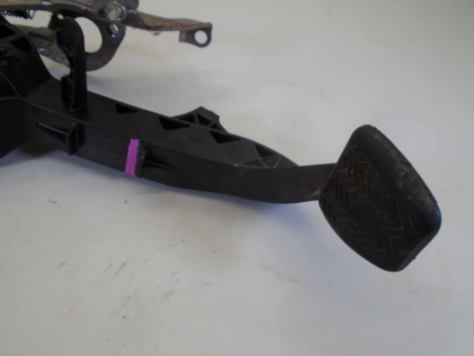 PEDAL EMBRAGUE TOYOTA AURIS TR 1.6 GASOLINA 2007-2012 - Imagen 3 de 4