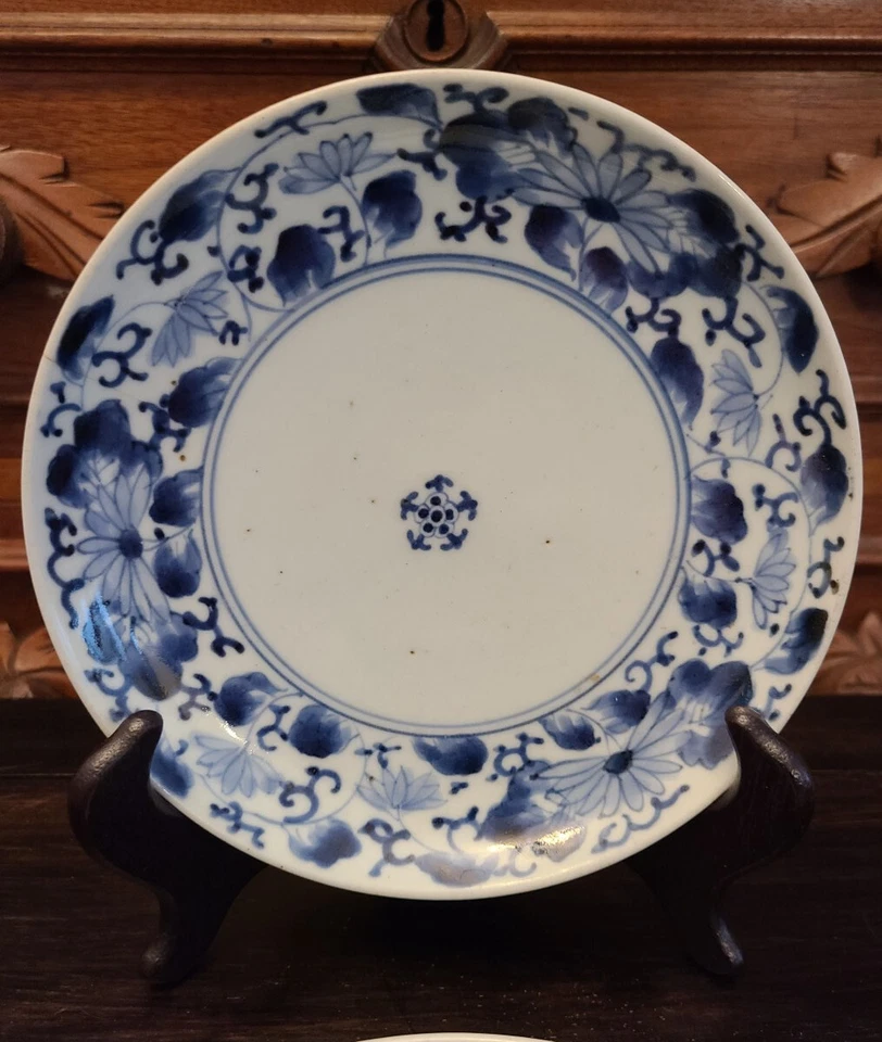 Par de placas antiguas de flores japonesas Arita del período Edo de los siglos XVII/XVIII marcadas Foto 3 de 4