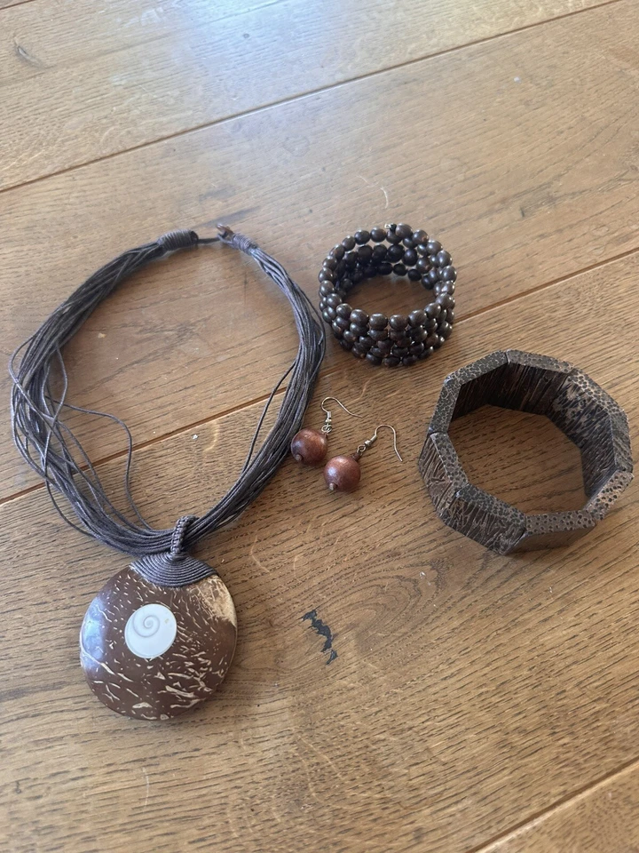 Holzschmuck Set / Kette / Ohrringe / 2 Armbänder /1 Kette aus Kernen