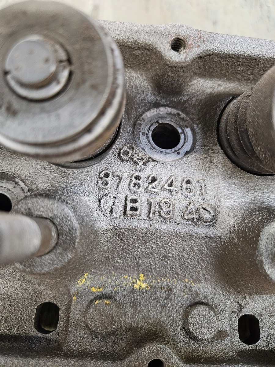 1964 Small Block Chevy SBC 327 Hump Heads 3782461 461 B-19-4 B-25