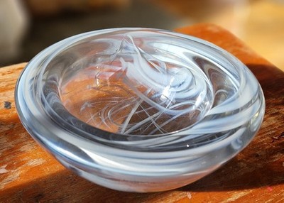 Kosta Boda Glasschale ''Atoll'' weiß Wirbel - Anna Ehrner - 17 cm - mit Aufkleber
