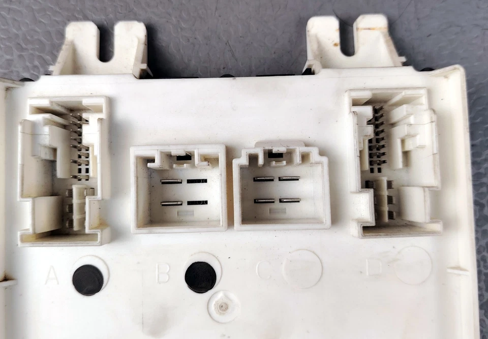 JEEP GRAND CHEROKEE DODGE DURANGO 4X4 IPDM FUSE BOX BCM 68236139AH - Image 4 of 4