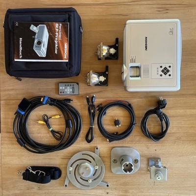 Medion MD 30055 BA DLP Beamer mit zwei neuen Ersatzbirnen und Zubehör!