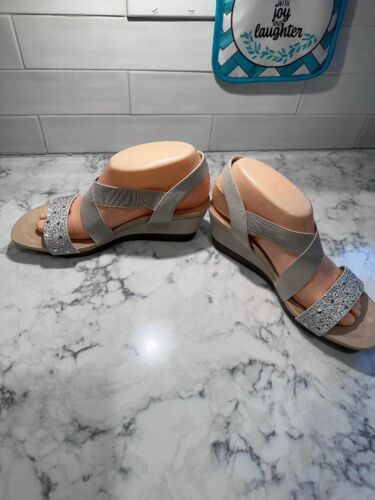 Neu St. John's Bay modisch neutrale Sandalen offene Zehe mit Edelstein Design Größe 7,5 - Bild 2 von 5