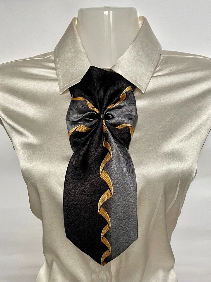 Collar de corbata de seda hecho a mano para mujer | negro y gris con acento dorado Foto 2 de 4