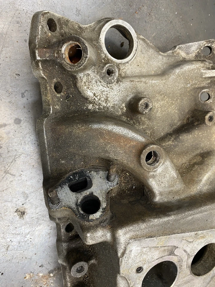 Colector Edelbrock 3704 Performer TBI aluminio 305/350 SBC 1987-95 Chevy/GMC Foto 2 de 4