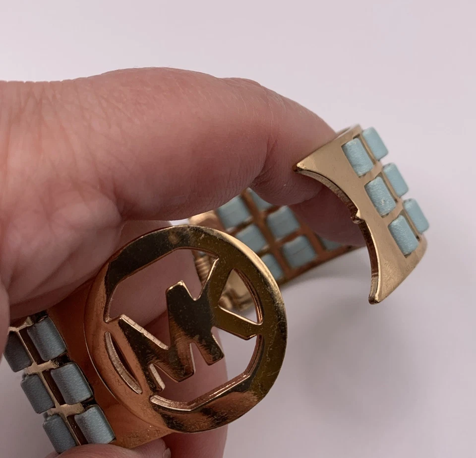 Pulsera Michael Kors Logo Tono Oro Rosa Puño Bisagras Azul Imitación Cuero Tejido Foto 4 de 4