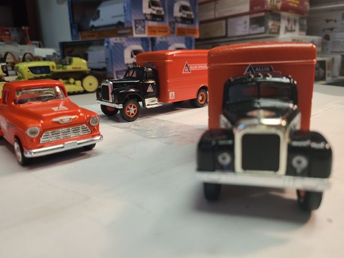 1:50 Custom Corgi B-61 Van Truck in authentic ALLIS CHALMERS colors - Picture 2 of 6